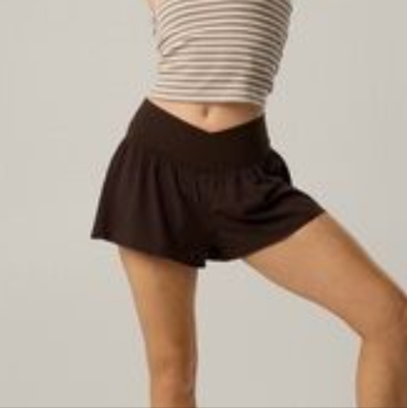 M: Aerie Crossover Flowy Stretch Shorts - Picture 3 of 5